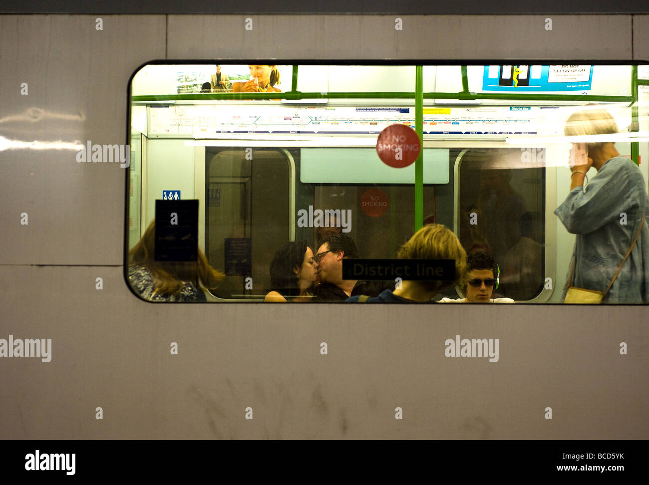 Persone baciare sul tubo a Londra. Foto di Gordon Scammell Foto Stock