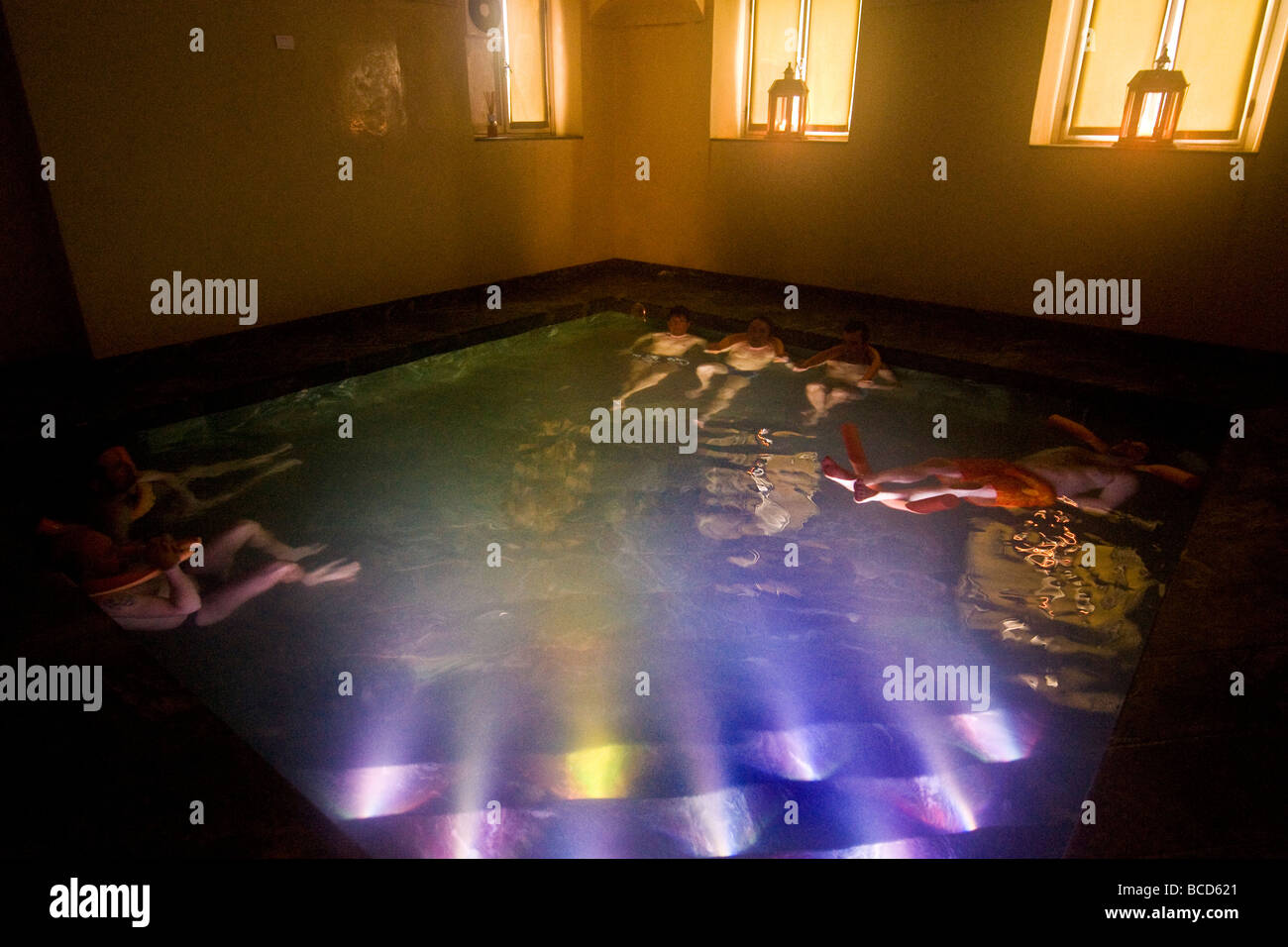 Piscina cromoterapia Pré Saint Didier Spa Aosta Italia Foto Stock