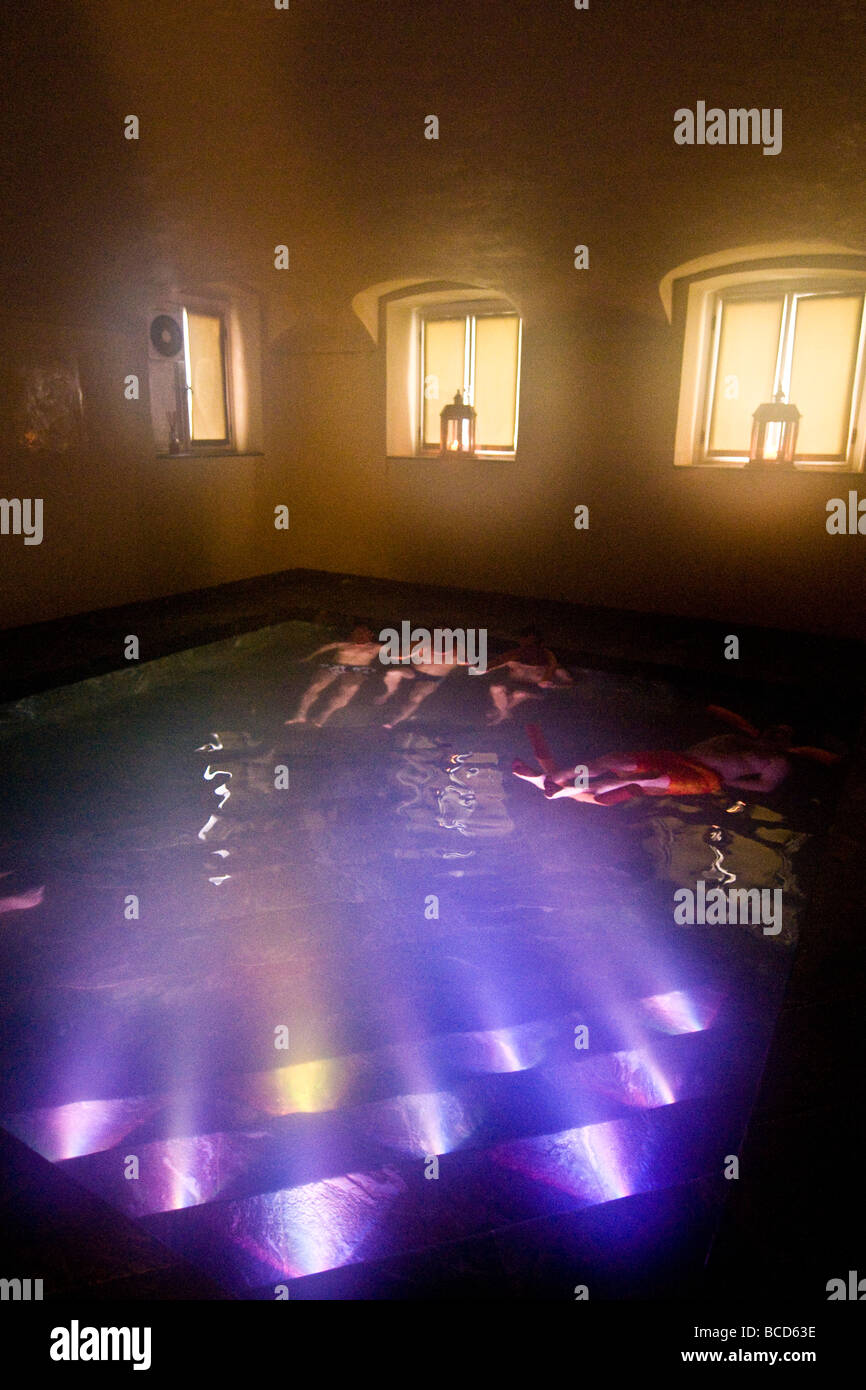 Piscina cromoterapia Pré Saint Didier Spa Aosta Italia Foto Stock