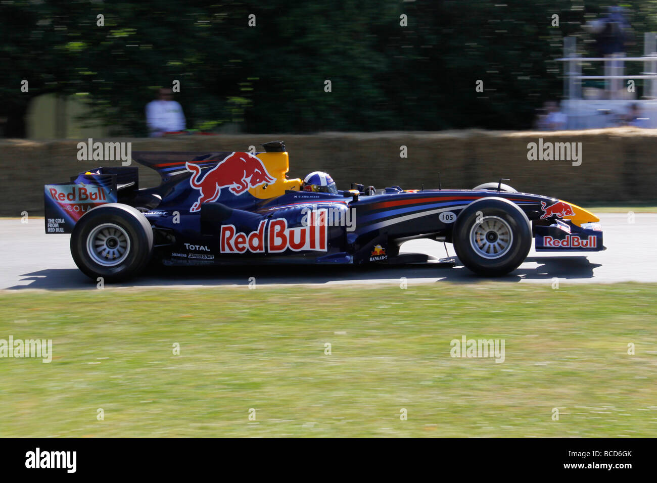 David Coulthard alla guida della Toro Rosso STR1 a 2009 Goodwood Festival della velocità Foto Stock