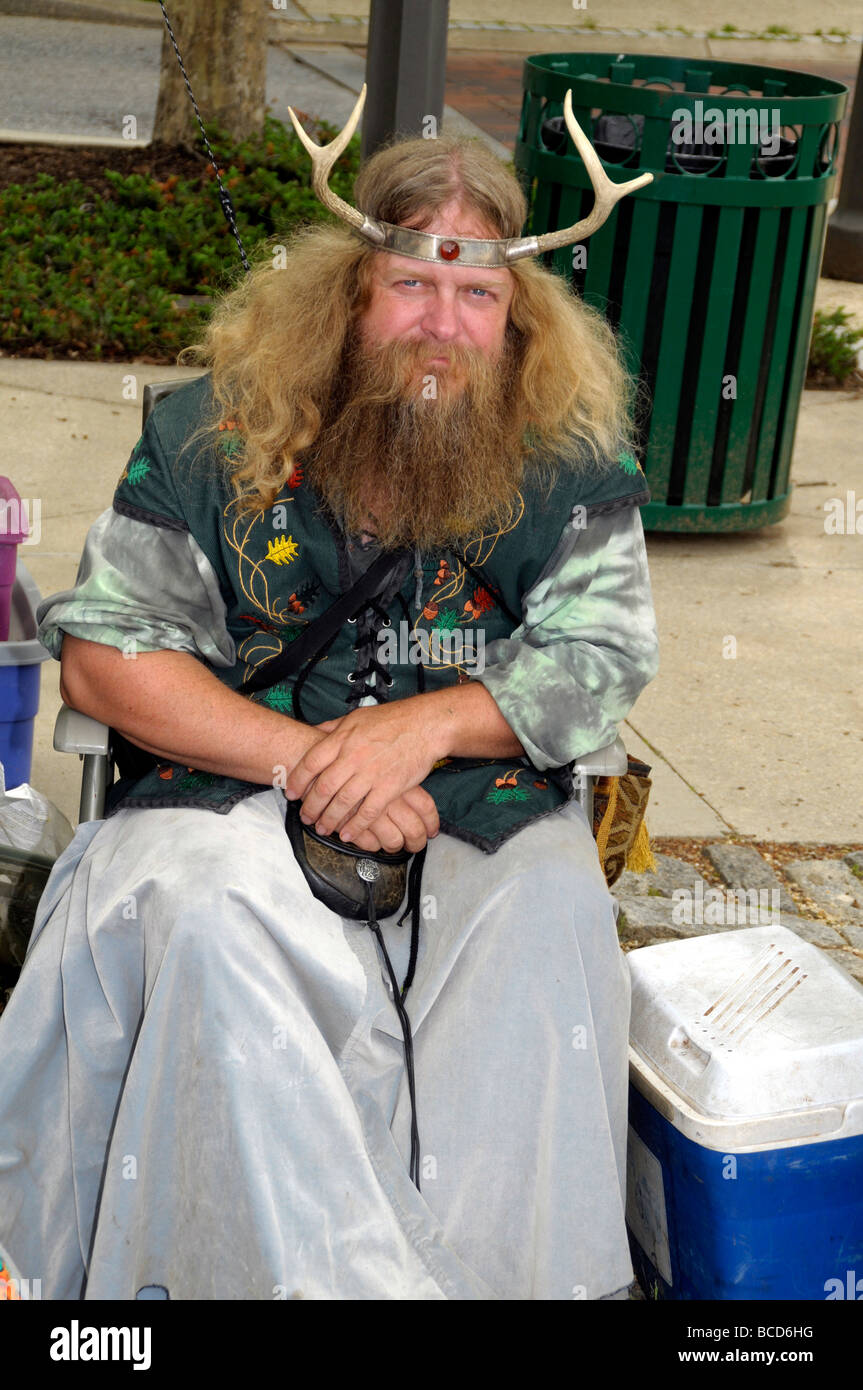 Uomo che indossa i palchi in un green day festival in Greenbelt, Maryland Foto Stock