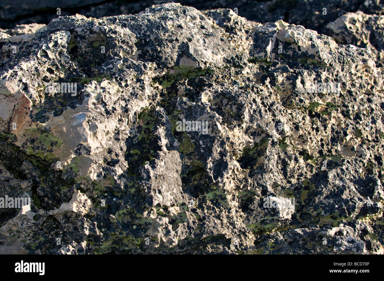 Close up weathered e snocciolate le formazioni rocciose di essere demolito da mare e sabbia, trovato su Balnakeil bay, Durness, Scozia Foto Stock