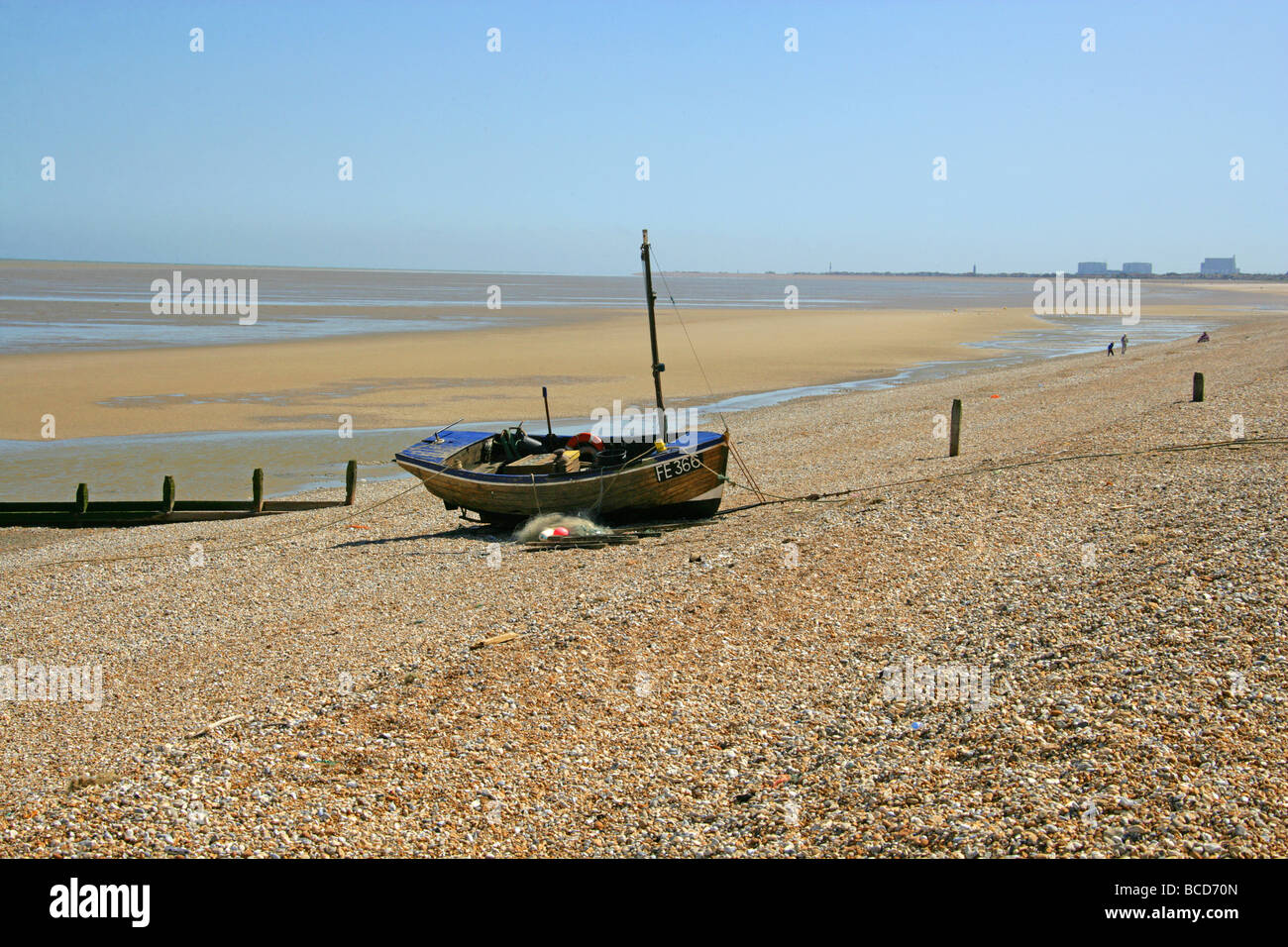 Vecchie barche da pesca sulla spiaggia di ciottoli tra Lydd-su-Mare e Dungeness, Kent, Regno Unito Foto Stock