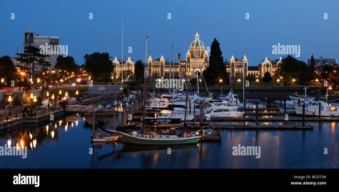 Victoria Harbour e illuminato il parlamento al crepuscolo in Victoria Isola di Vancouver Canada America del Nord Foto Stock