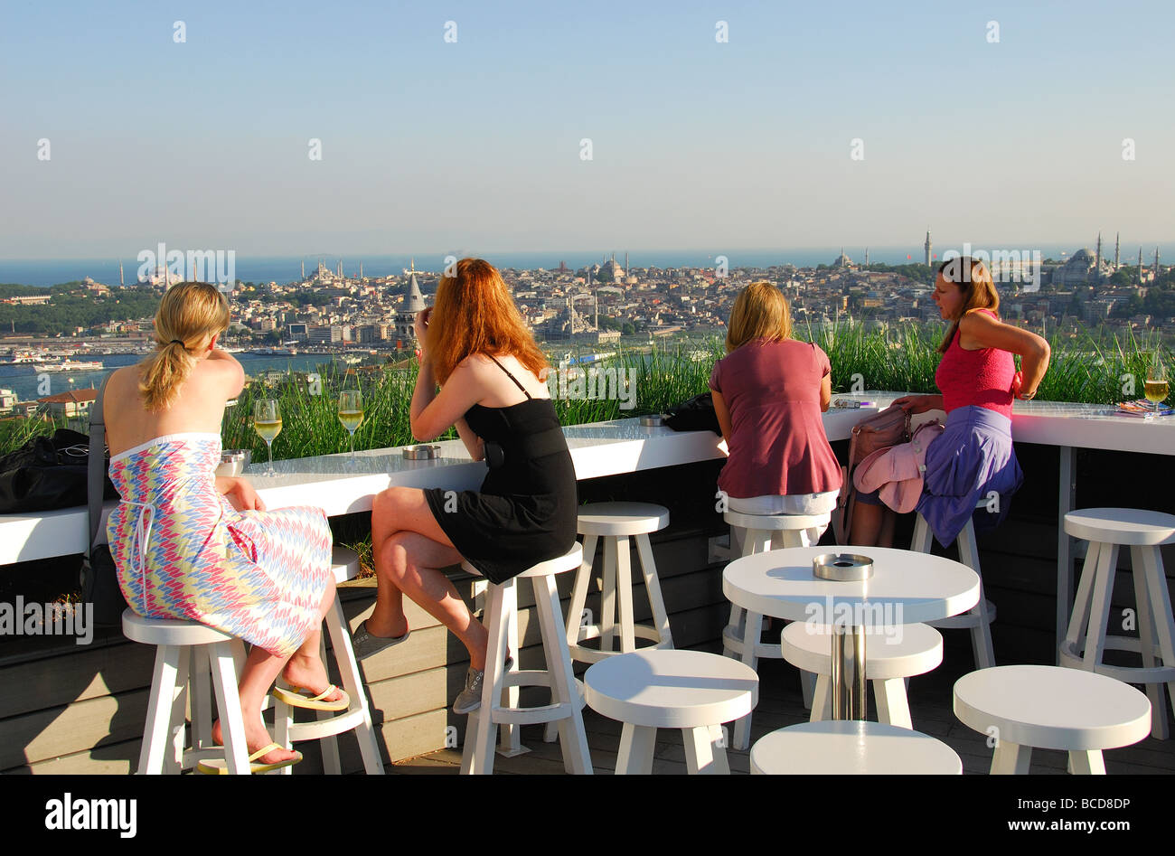 ISTANBUL, Turchia. Mikla's bar sul tetto con una vista sul Mar di Marmara Pera Hotel nel quartiere di Beyoglu. 2009. Foto Stock