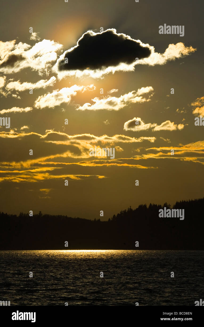 Si tratta di un tramonto su un corpo di acqua. Un filtro non è stato utilizzato, né manipolati in Photoshop. Foto Stock