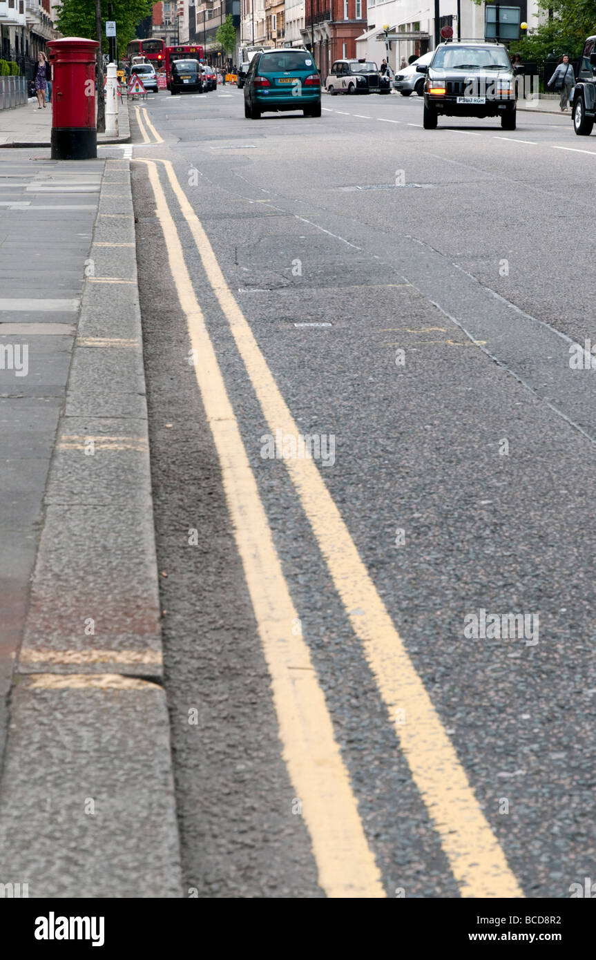 Doppia linea gialla sulla street Londra Inghilterra REGNO UNITO Foto Stock