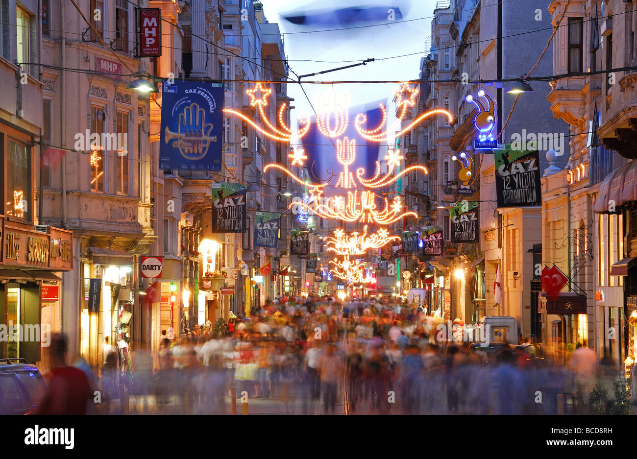 ISTANBUL, Turchia. Una vista serale lungo Istiklal Caddesi nel quartiere di Beyoglu della città. 2009. Foto Stock