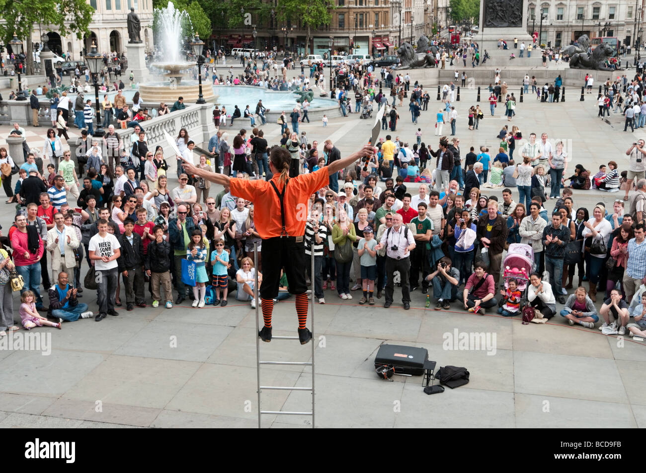 Animatore di strada esibirsi di fronte del pubblico in Trafalgar Square Londra Inghilterra REGNO UNITO Foto Stock