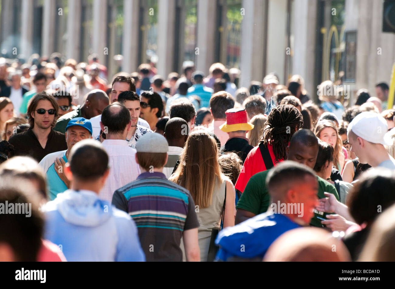 Grande folla di persone in Oxford Street, London, Regno Unito Foto Stock