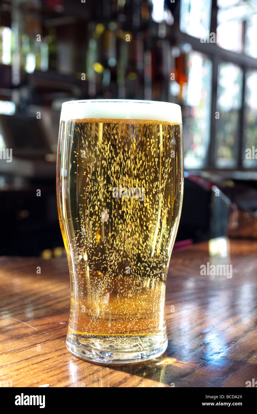 In prossimità di una pinta di birra in un pub, England, Regno Unito Foto Stock