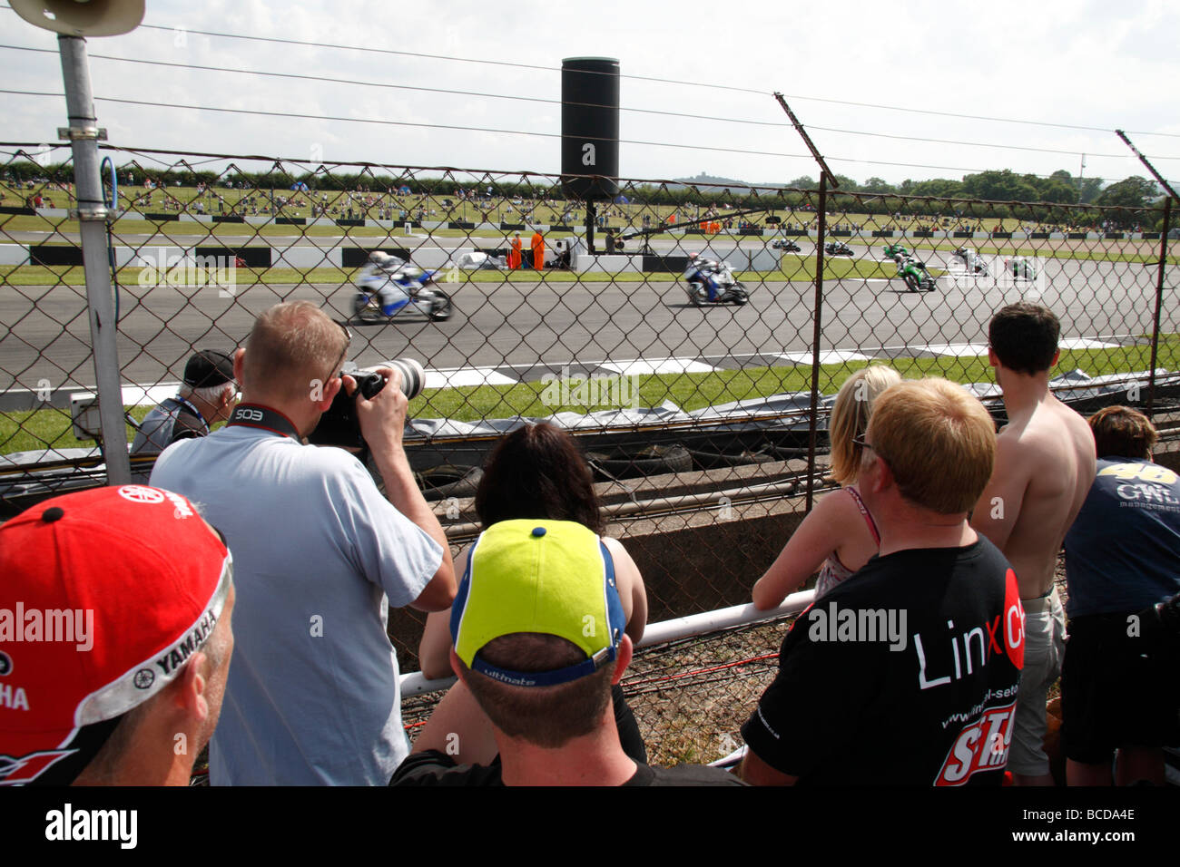 Tifosi guardare l'azione al Melbourne tornante, vittorie nel Campionato Mondiale Superbike, Donington Park, Derbyshire, in Inghilterra. Foto Stock