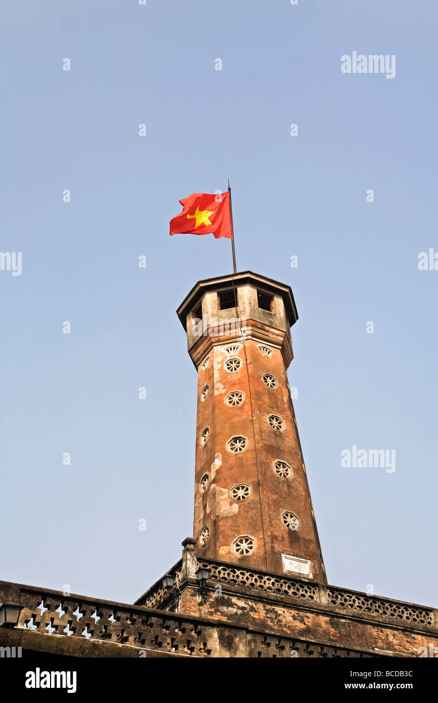 Bandiera vietnamita in volo da bandiera torre presso il Museo dell'esercito composto in Hanoi Foto Stock