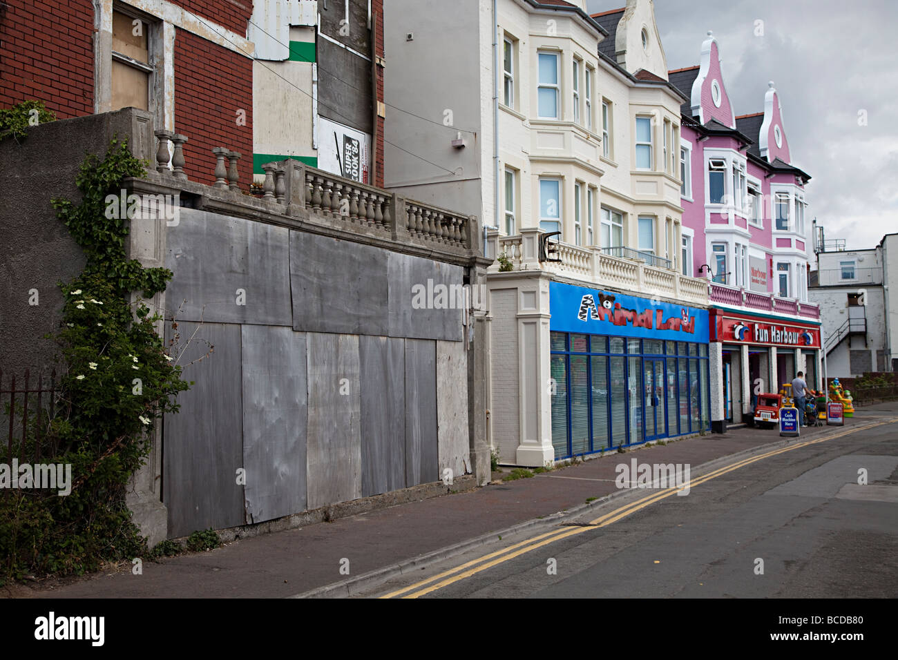 Imbarcati up chiusa la cittadina sul mare negozi sul fronte mare Barry Wales UK Foto Stock