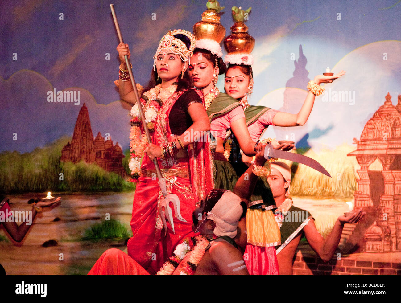 Suggestiva femmina danzatori indiani la riproduzione di parti dall'indiana Mahabharata Poema epico Khajuraho Nord del Madhya Pradesh India Foto Stock