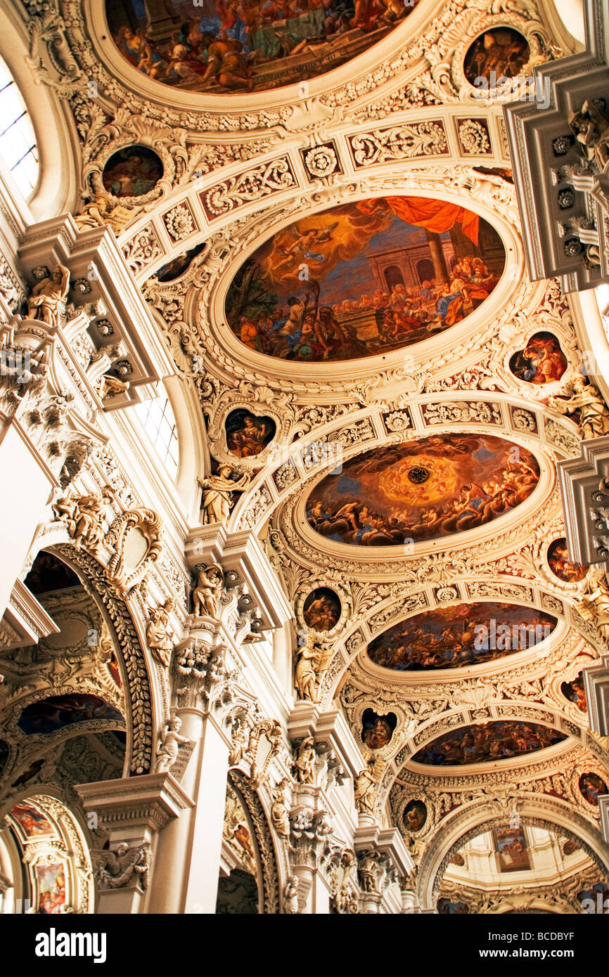 Cattedrale di Santo Stefano, plafoniera di pitture murali, in Passau Foto Stock