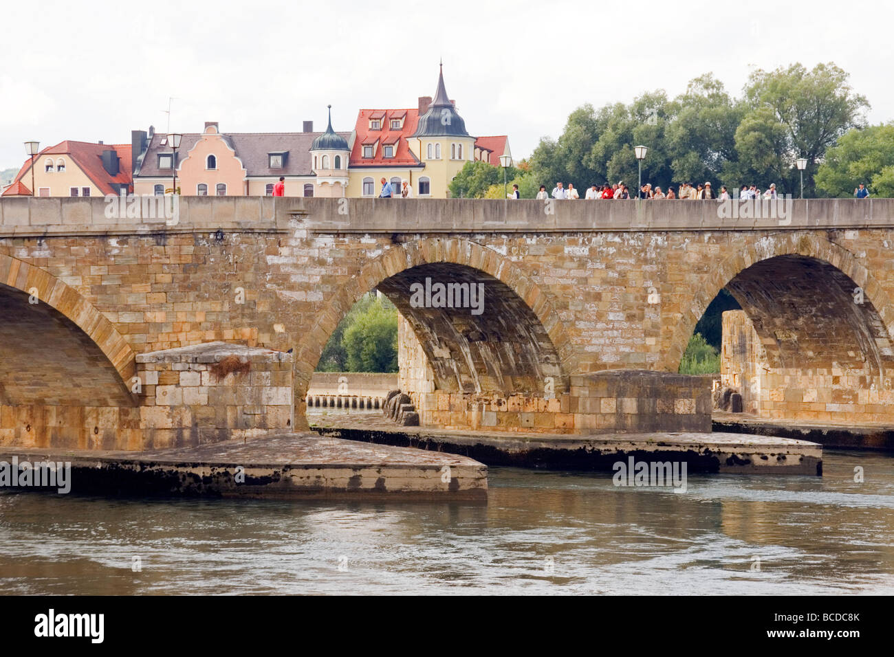Regensburg il ponte di pietra (Steinerne Brucke) sul Danubio (Donau) River Foto Stock