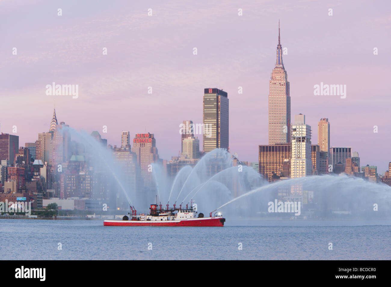 FDNY fire Boat Marine 9 'Fire Fighter' mette su un acqua mostrano sul fiume Hudson prima di Macy's fuochi d'artificio del 4 luglio 2009 Foto Stock