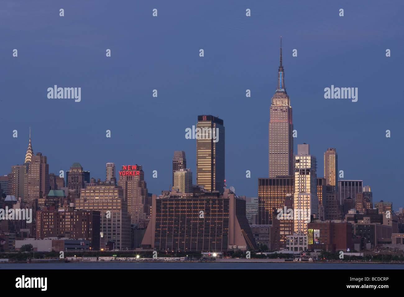 Empire State Building e lo skyline di Manhattan come visto dal New Jersey. Foto Stock