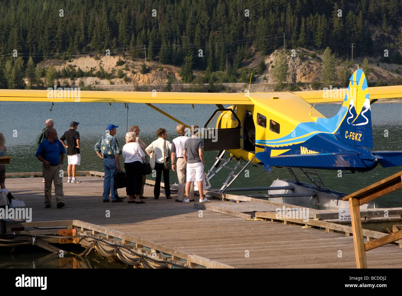 Le persone che si preparano a bordo piano flottante al Lago Verde in Whistler, British Columbia, Canada Foto Stock