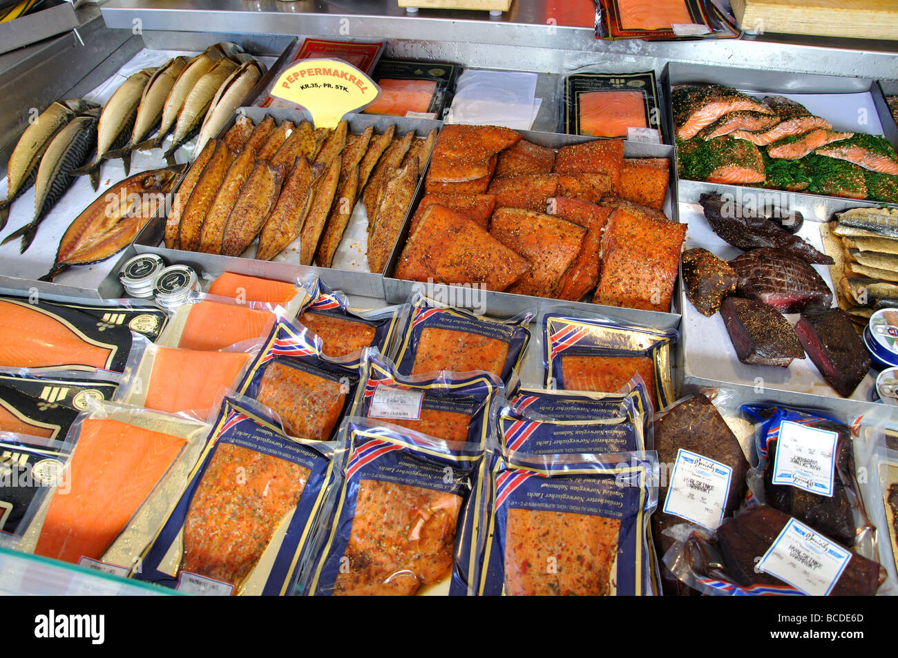 Il pesce per la vendita al mercato del pesce, Torget, Bergen Hordaland, Norvegia Foto Stock