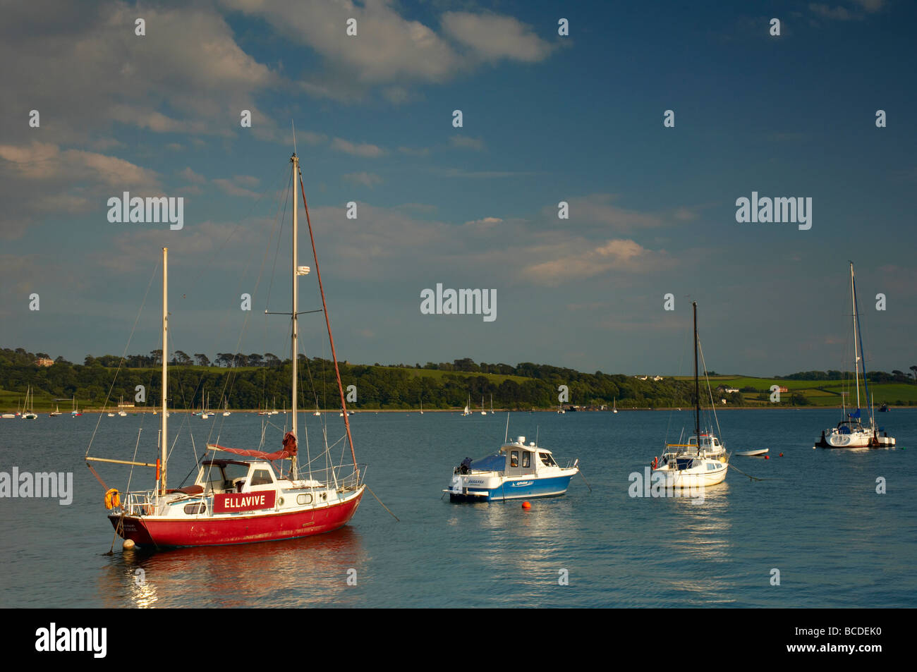 Yacht di lusso sull'estuario a Appledore con vedute verso Tapeley Park North Devon Regno Unito Foto Stock