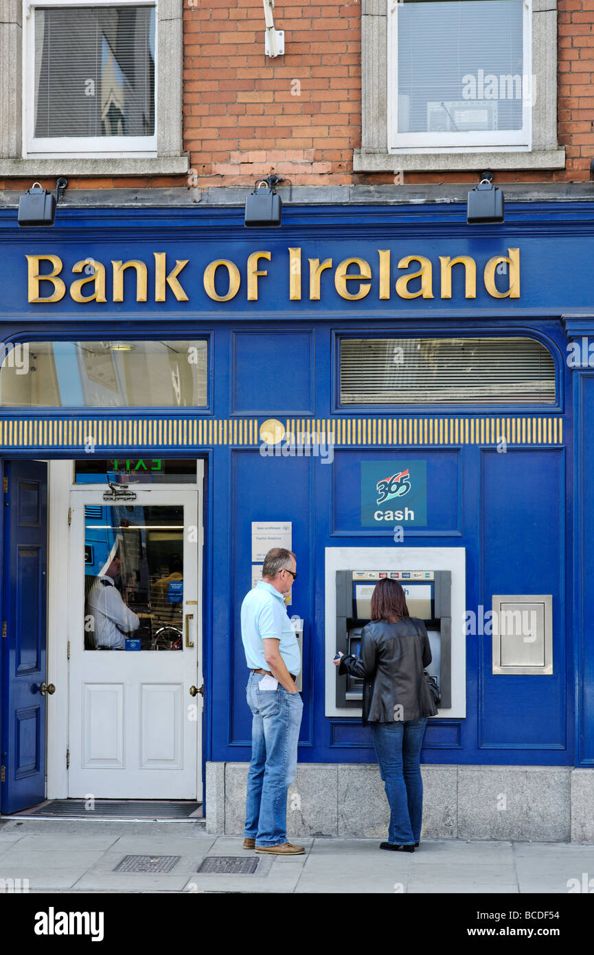 Persone che utilizzano la Bank of Ireland punto cassa macchina a Dublino Repubblica di Irlanda Foto Stock