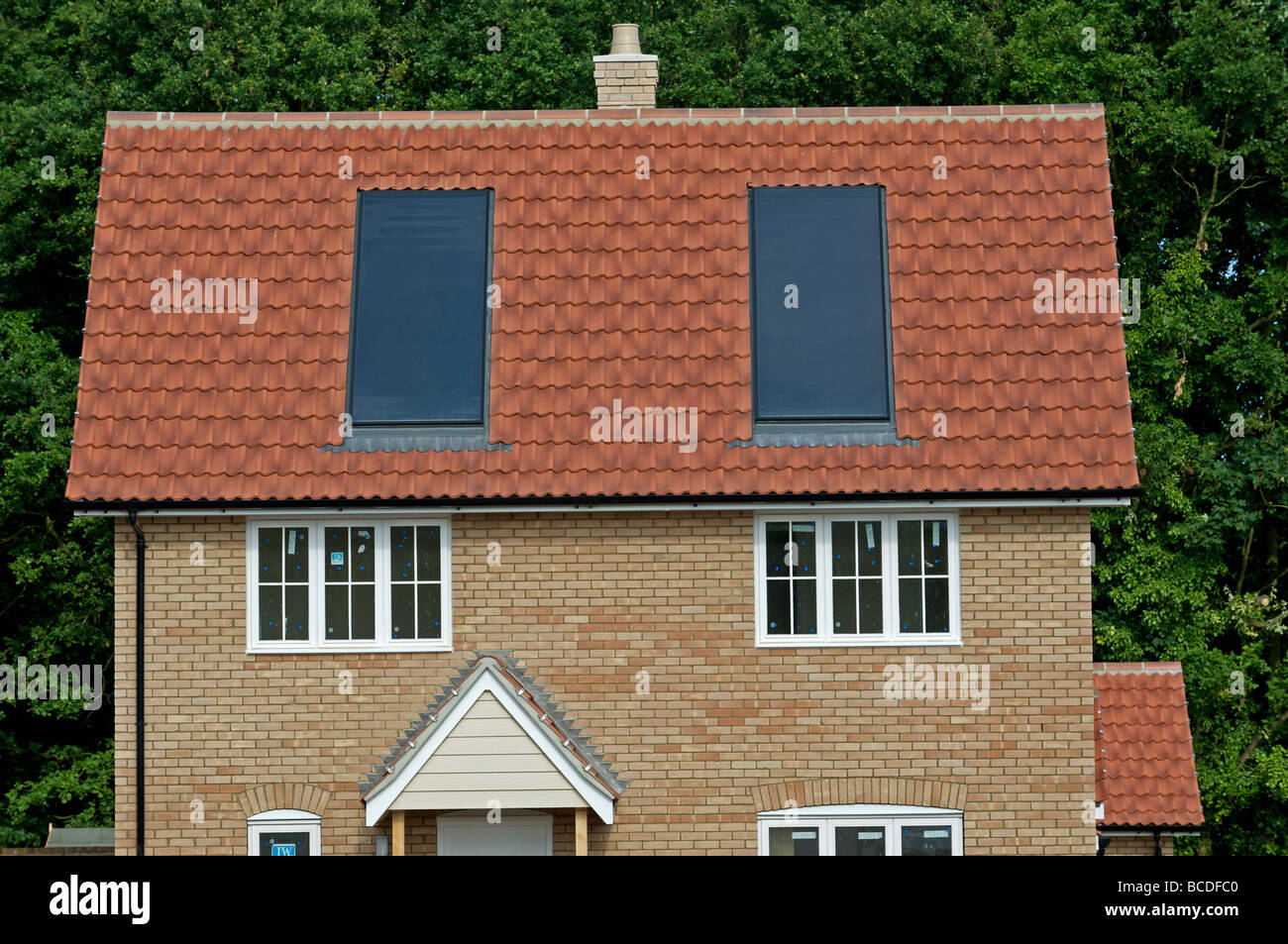 Casa di recente costruzione con built-in pannelli fotovoltaici nel tetto. Foto Stock