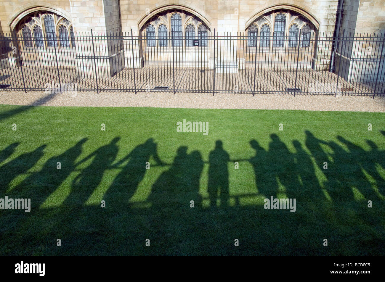 Regno Unito.i visitatori queing per passare il controllo di sicurezza desk presso le Case del Parlamento,Westminster,Londra.Foto di Julio Etchart Foto Stock