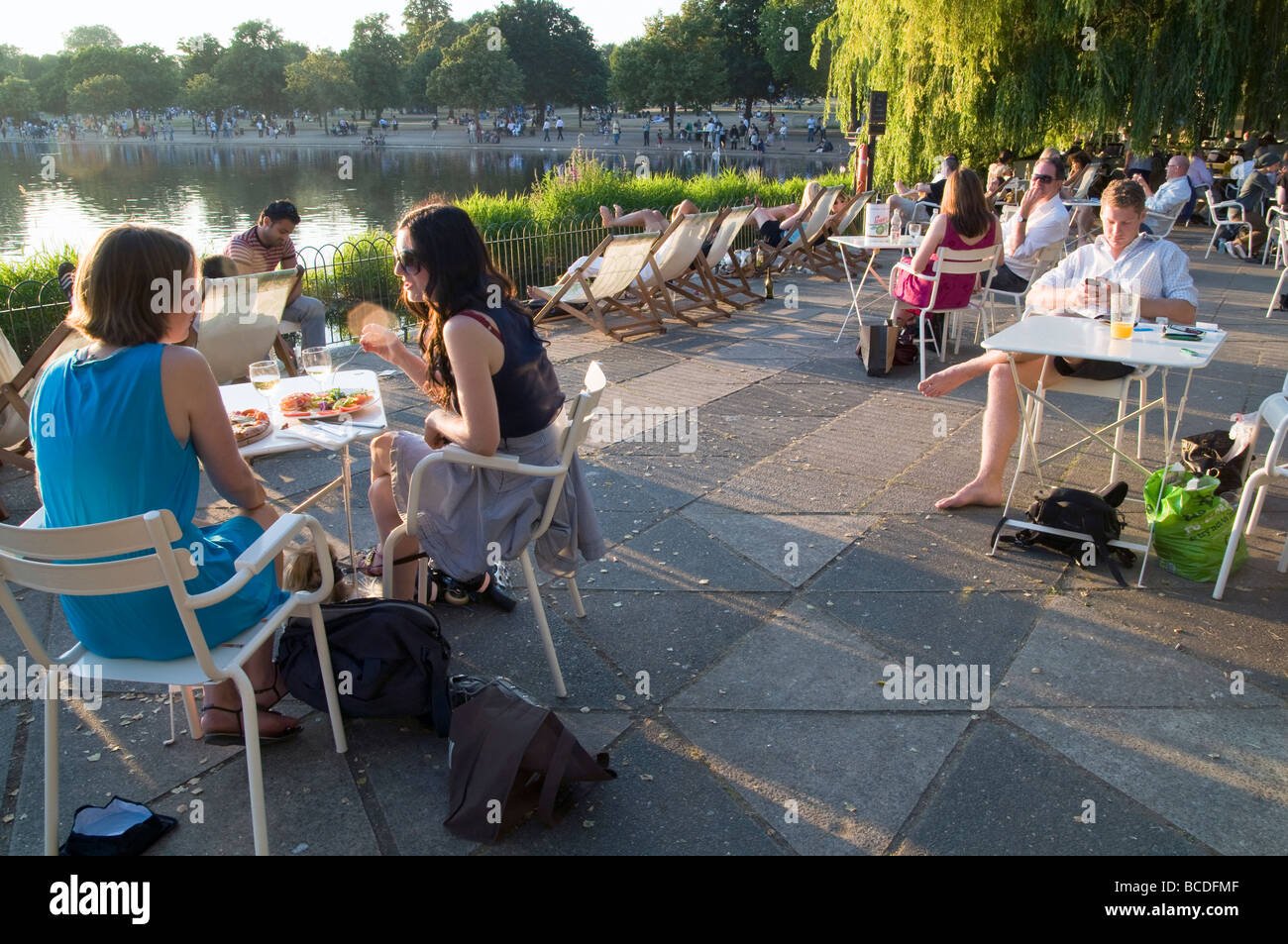 Regno Unito. Ai clienti e ai turisti un th cafe presso il lago a serpentina, Hyde Park, Knightsbridge, Kensington, Londra. Foto© Julio Etchart Foto Stock