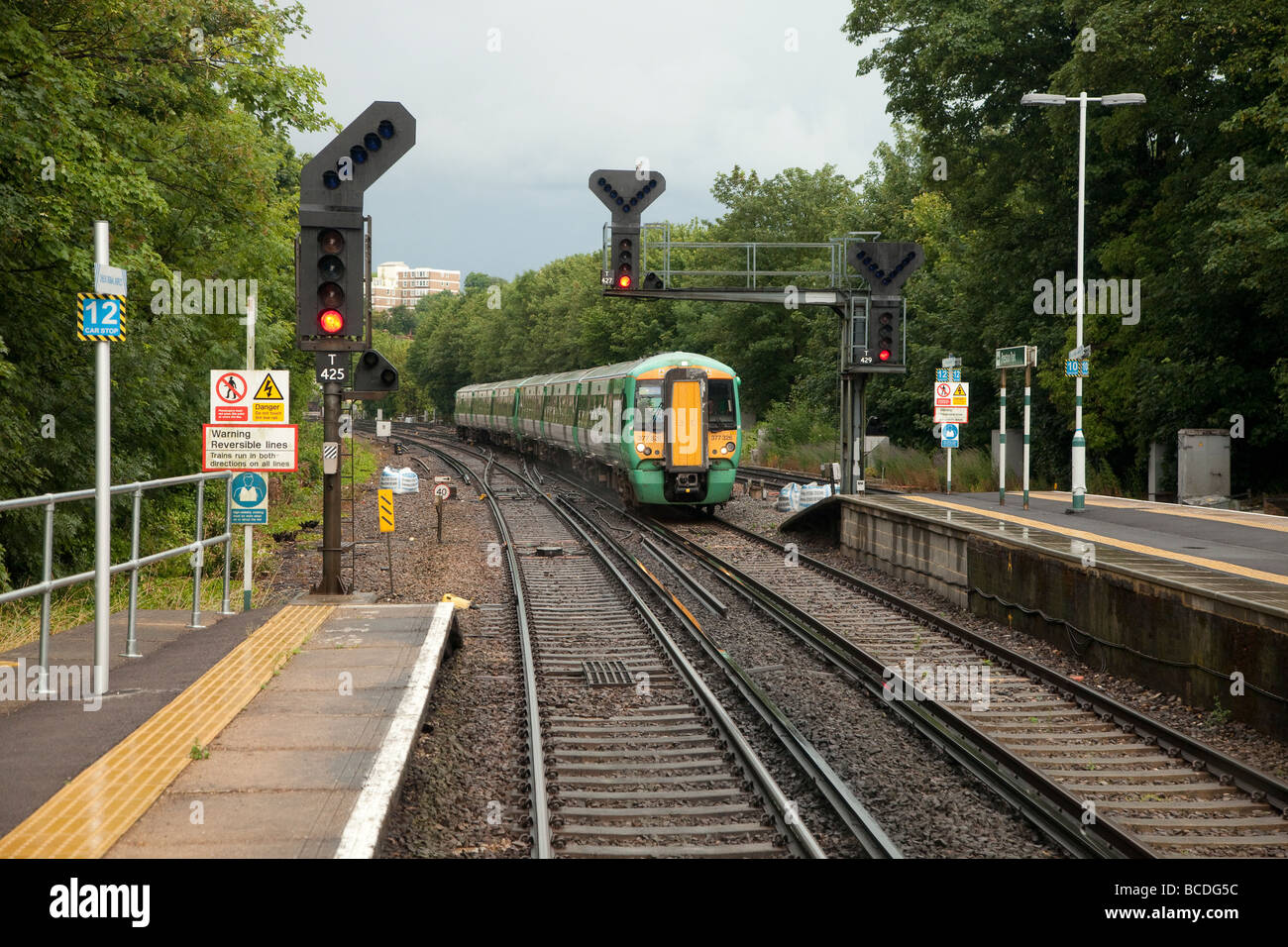 A Brighton Express service formata della classe 377 Electrostars' passa attraverso Preston Park Station sul suo modo di Londra Victoria Foto Stock
