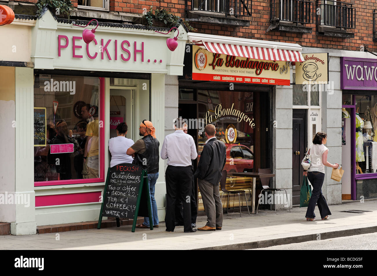 Ufficio di accodamento dei lavoratori al di fuori alla moda di deli sandwich shop durante la pausa pranzo a Dublino Repubblica di Irlanda Foto Stock