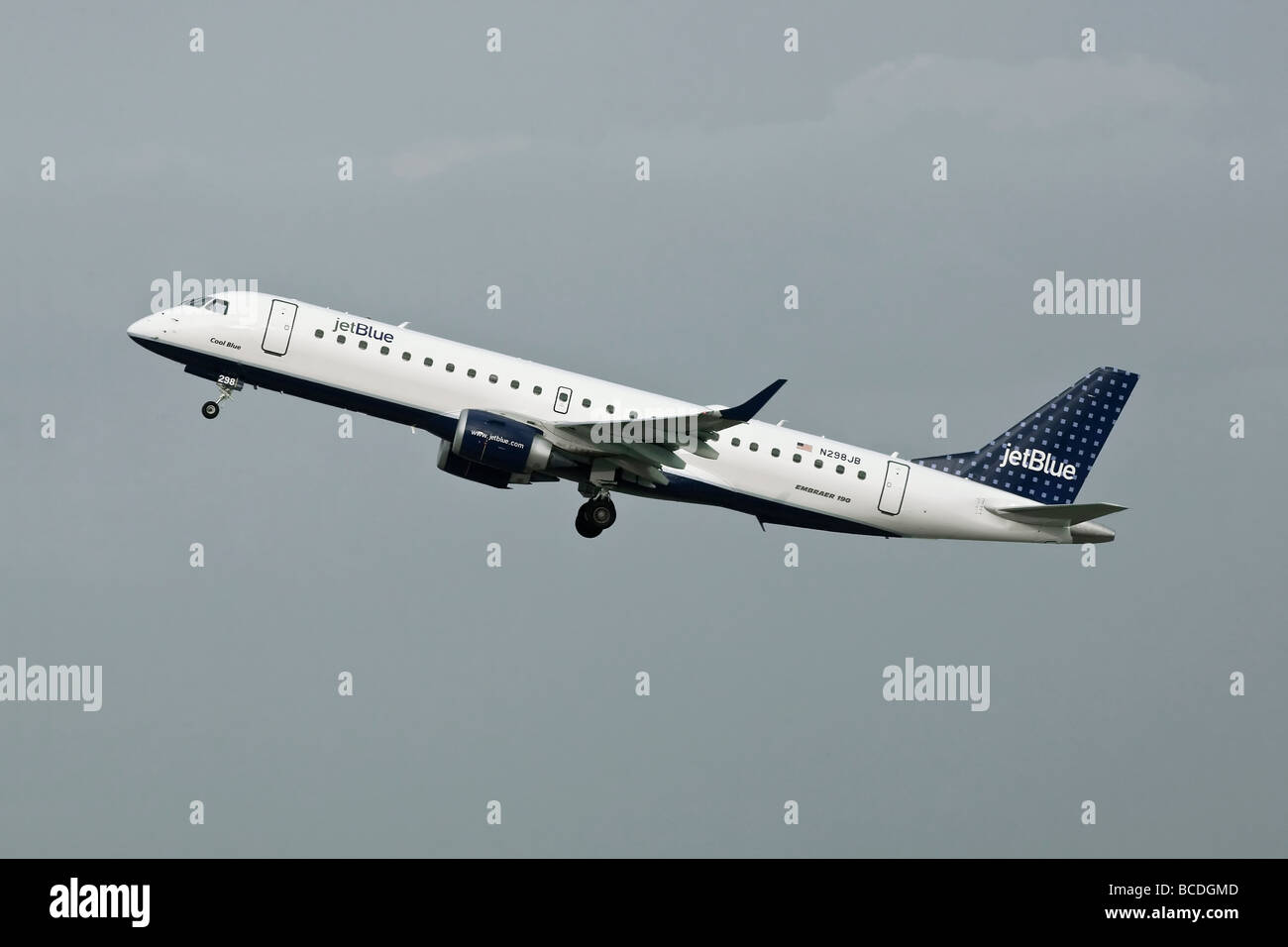 Un Embraer E190 di Jet Blue alla partenza Foto Stock