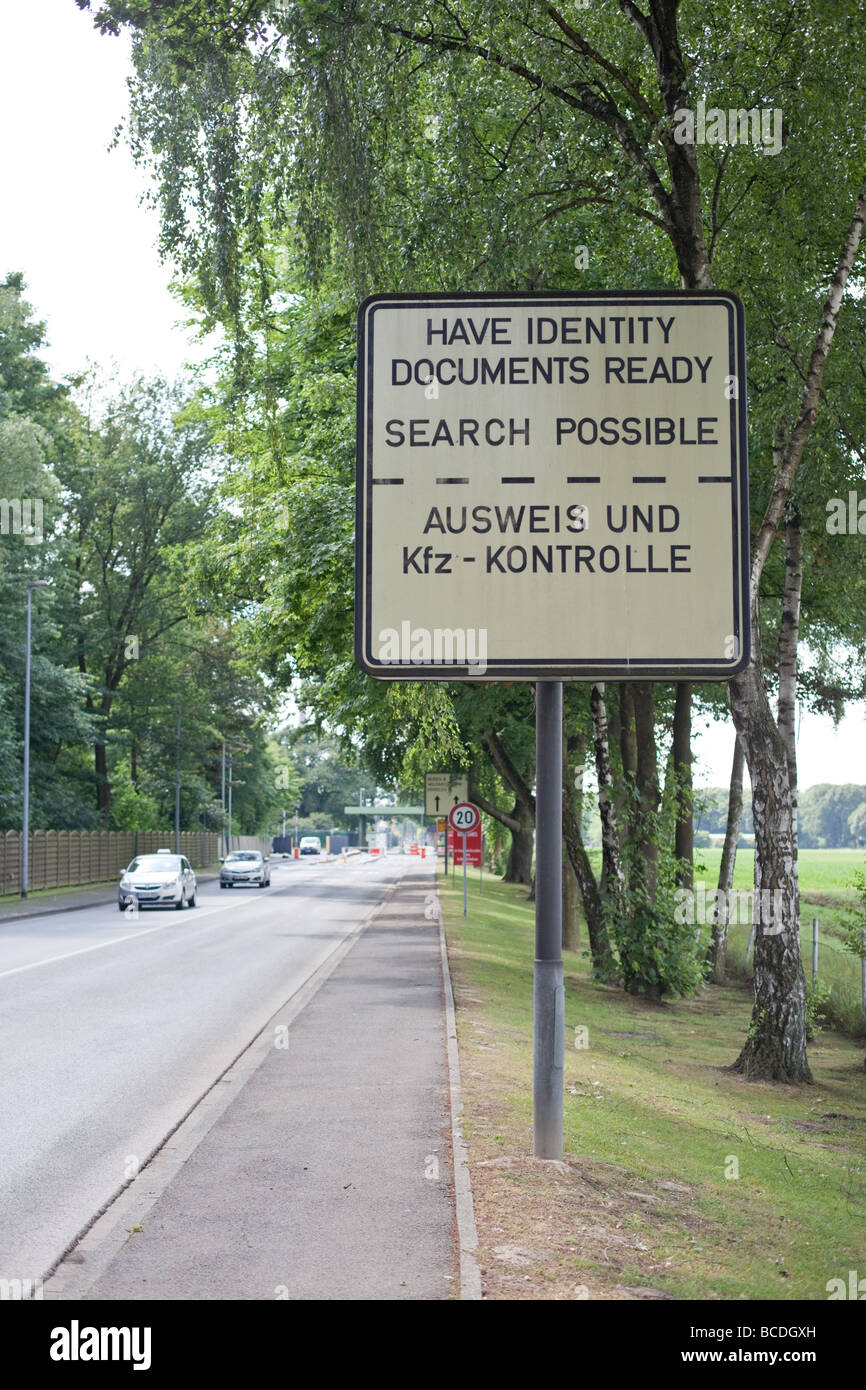 Cartelli di avvertimento nella parte anteriore della base militare britannica di Rheindahlen, Monchengladbach , Germania Foto Stock Cartelli di avvertimento nella parte anteriore della base militare britannica di Rheindahlen, Monchengladbach , Germania Foto Stock