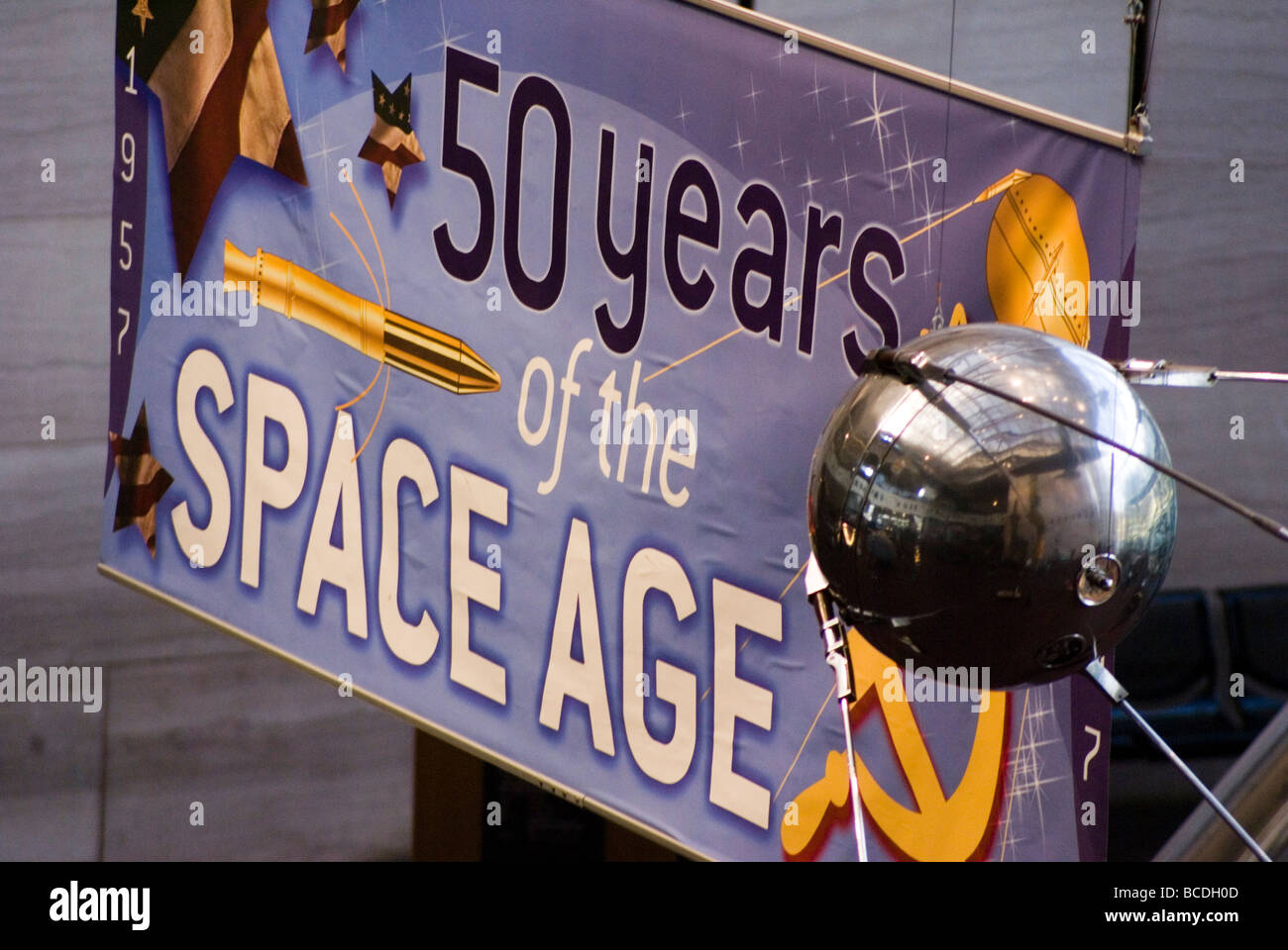 "50 anni dell'età dello spazio' banner e Sputnik 1 modello nel Museo Nazionale dell'aria e dello spazio, Washington DC Foto Stock