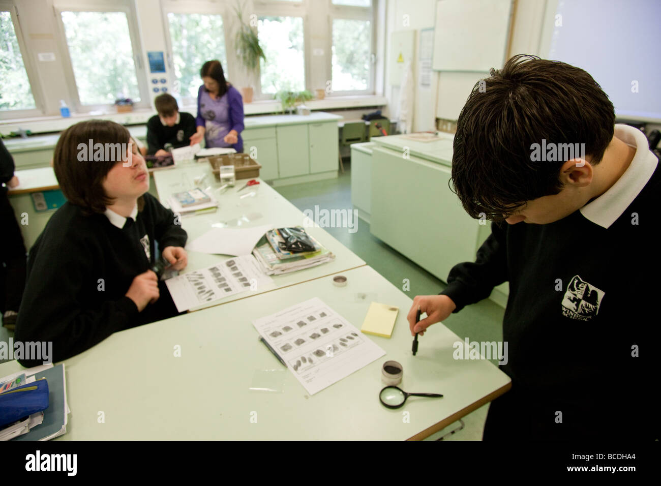 Gli studenti inglesi durante la lezione di Chimica imparare circa le impronte digitali Foto Stock