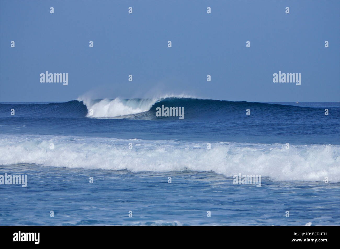 Un onda di rottura rulli sopra la barriera corallina di un punto da surf a Fuerteventura Isole Canarie Foto Stock