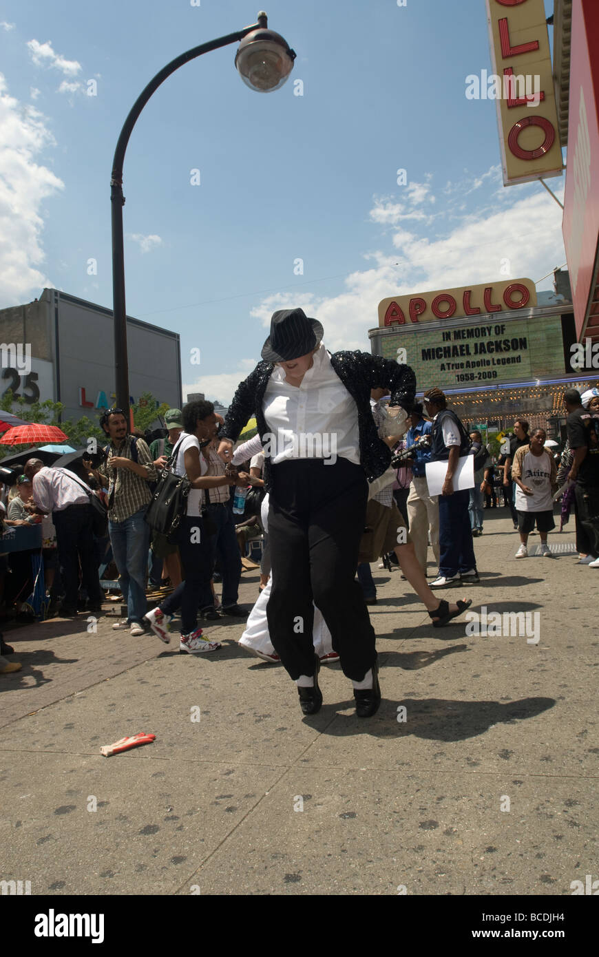 Migliaia di Michael Jackson Tifosi si riuniscono al di fuori del Teatro Apollo di Harlem in New York per un memoriale Foto Stock