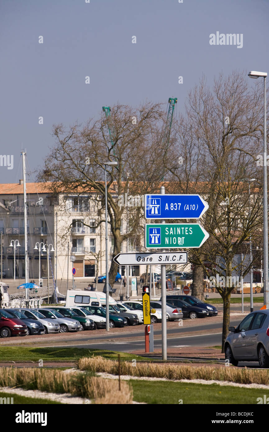 I cartelli stradali in Rochefort Charente Maritime Francia Foto Stock