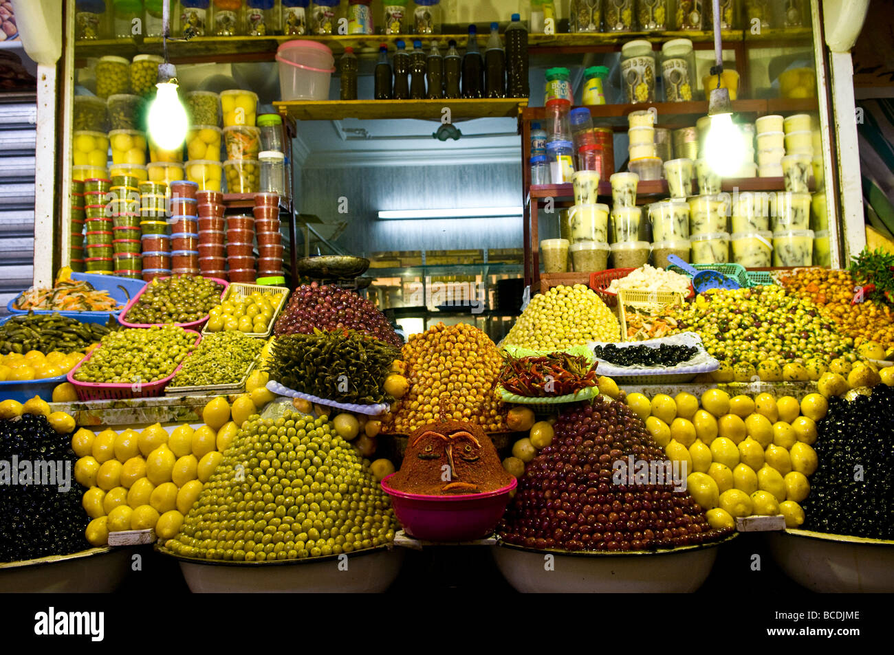 Marocchino gustose olive vendute in ogni mercato bazaar in Marocco. Foto Stock