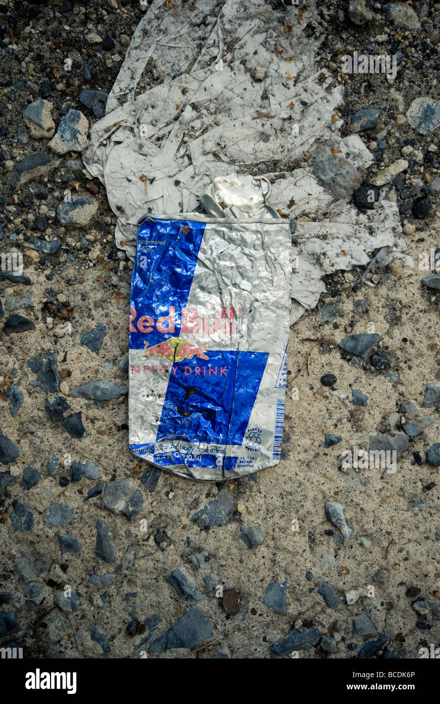 Una schiacciata può della Red Bull energy drink Foto Stock