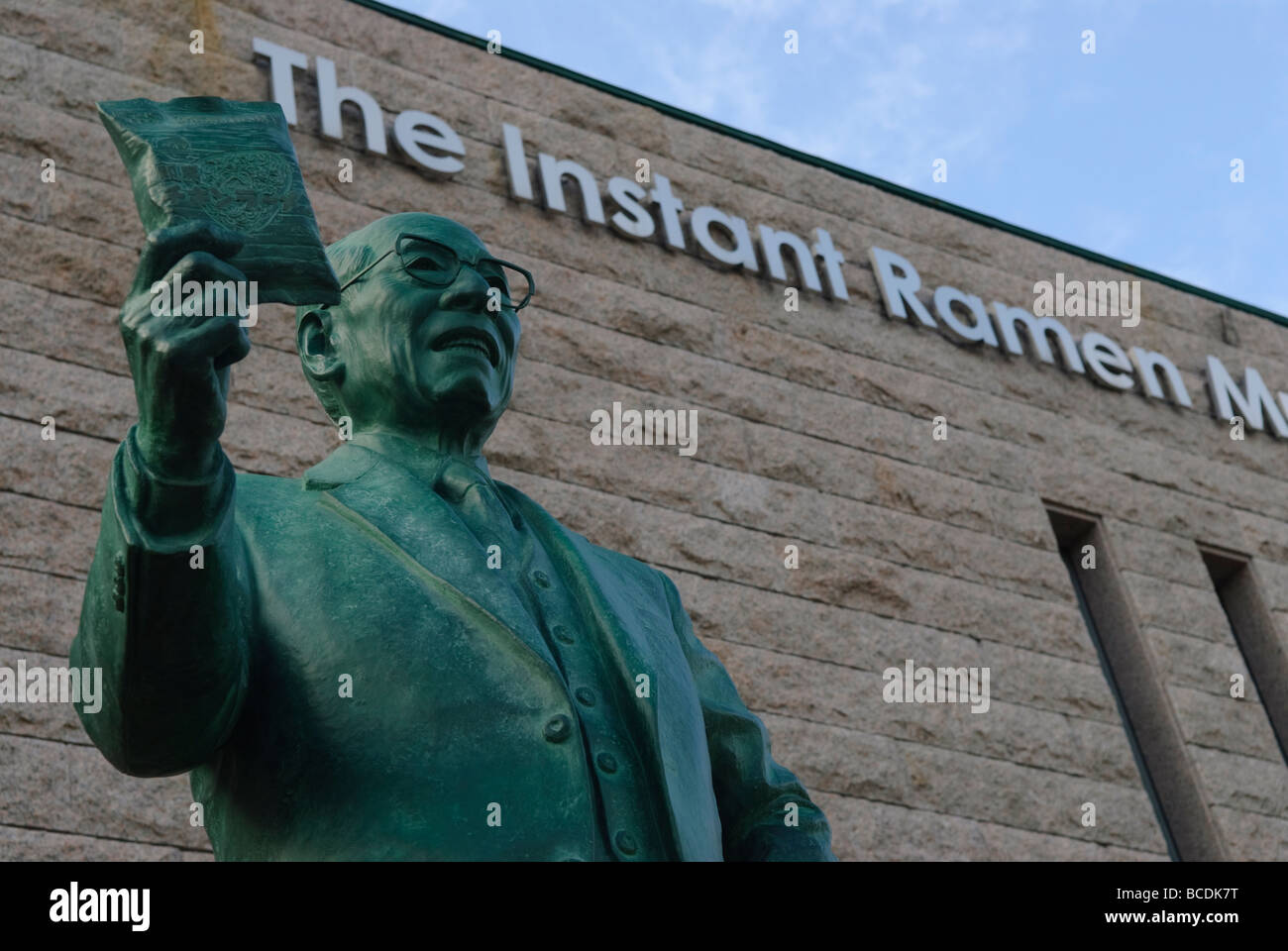 Una statua di Momofuku Ando fuori del Instant Ramen Museum, Osaka, Giappone, 1 dicembre 2008. Foto Stock
