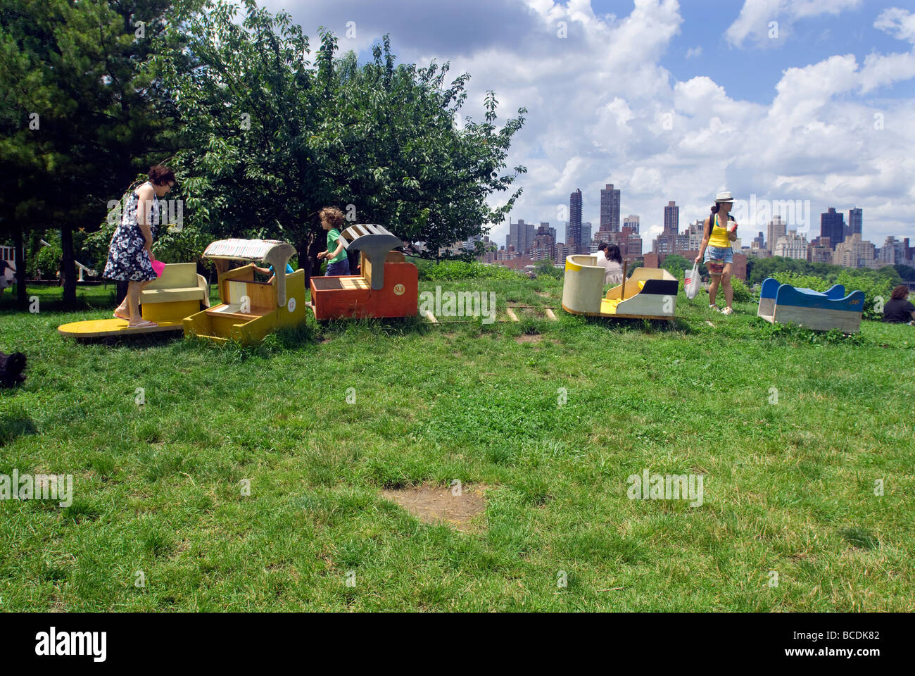 I visitatori godere il pubblico arte scultura la corsa 2009 dall'artista Emily Feinstein in Socrates Sculpture Park di New York Foto Stock