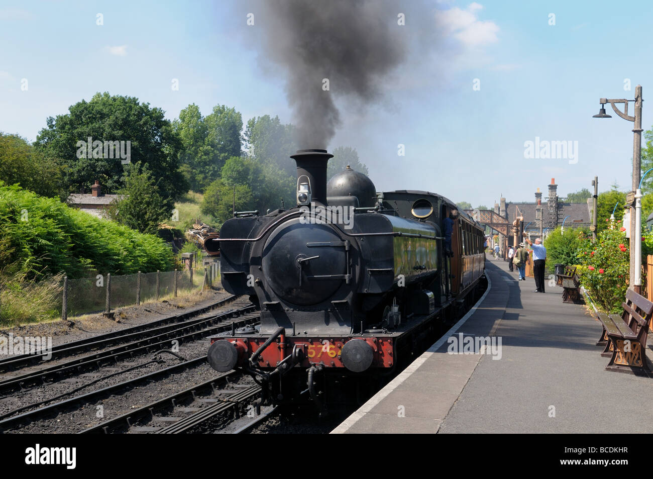 Treno a vapore lasciando Bridgnorth stazione sul Severn Valley Railway, Shropshire Foto Stock