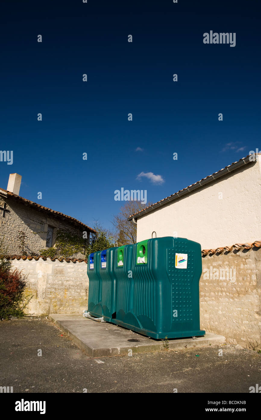 Bottle Bank in Beauvais Sur Matha Piotou Charente Francia Foto Stock