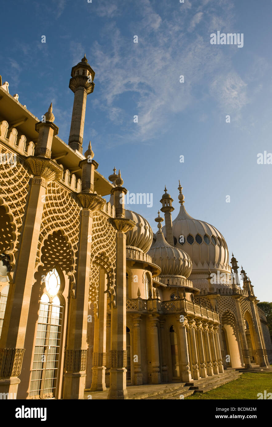 Il fronte est della Brighton Pavillion visto in inizio di mattina di sole Foto Stock