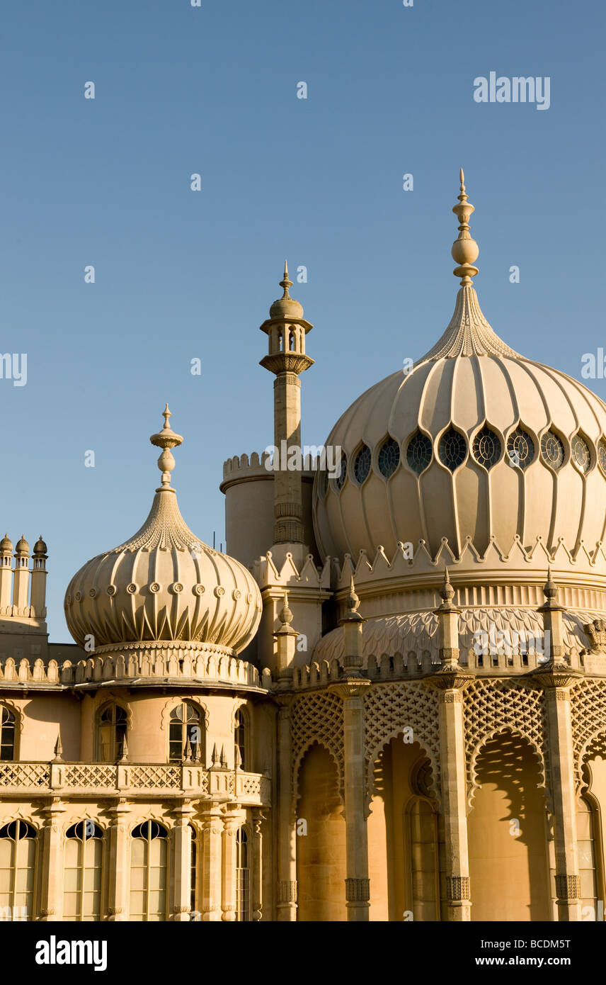 Il fronte est della Brighton Pavillion visto in inizio di mattina di sole Foto Stock