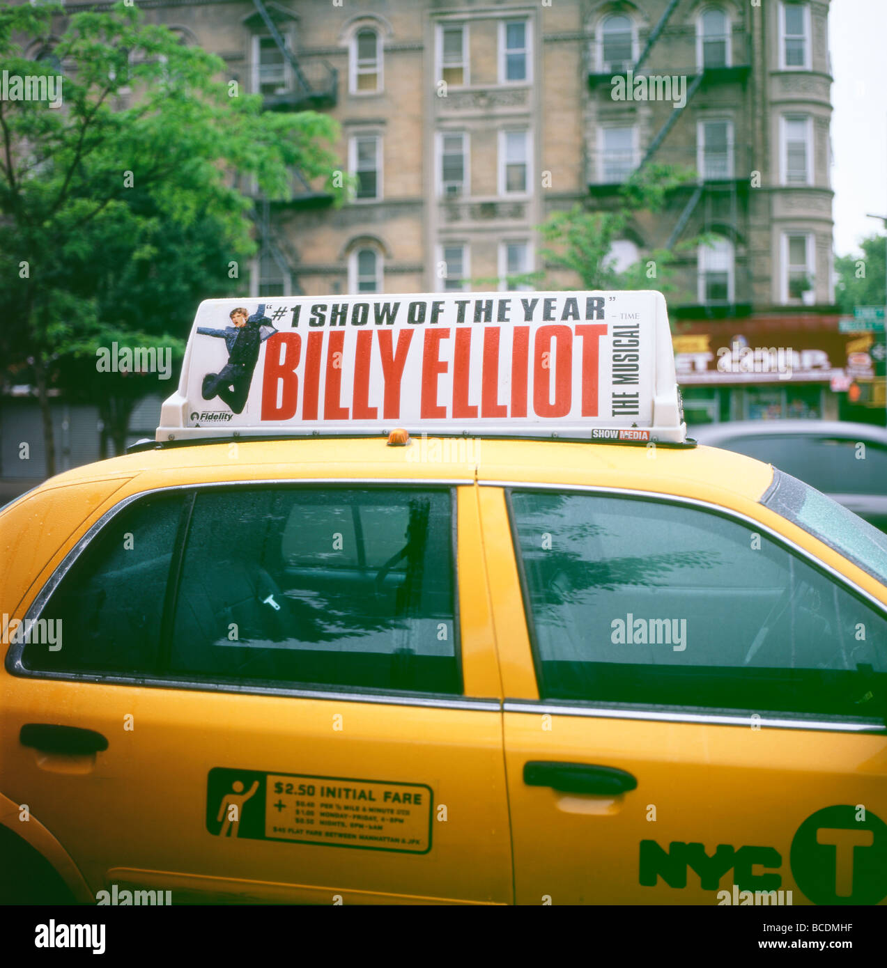 Pubblicità per Billy Elliot Il Musical su una New York City giallo taxi USA KATHY DEWITT Foto Stock