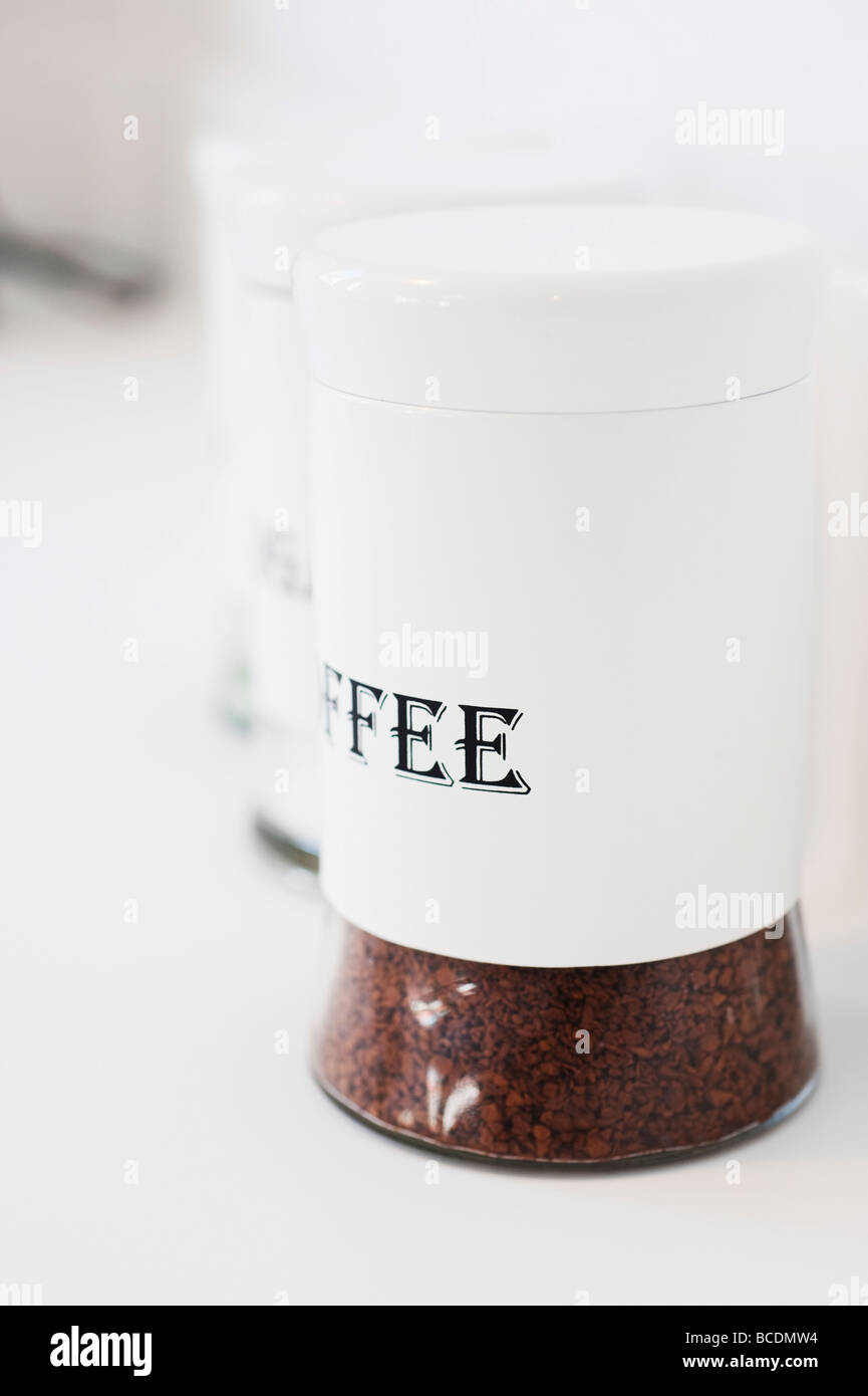 Spaccato di tè del caffè e zucchero contenitori su sfondo bianco Foto Stock