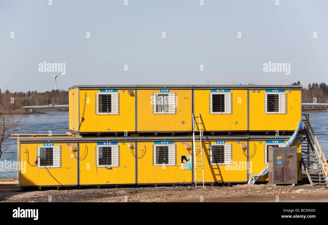 Gruppo di giallo modulare caserma per lavoratori edili a riverbank , Finlandia Foto Stock